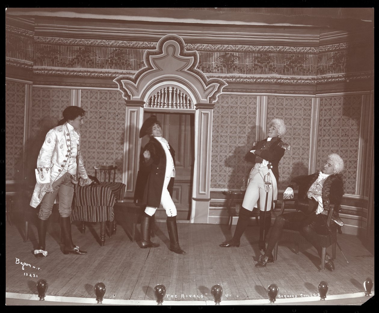 En scene fra en amatørproduksjon av The Rivals, presentert på Barnard College, New York (sølv gelatintrykk) av Byron Company