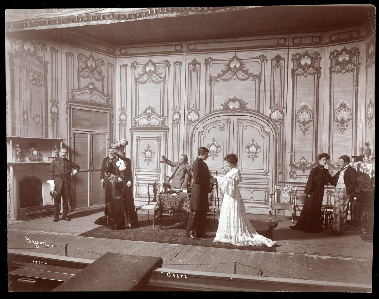 En scene fra en amatørproduksjon av et skuespill med tittelen Caste, New York (sølv gelatintrykk) av Byron Company