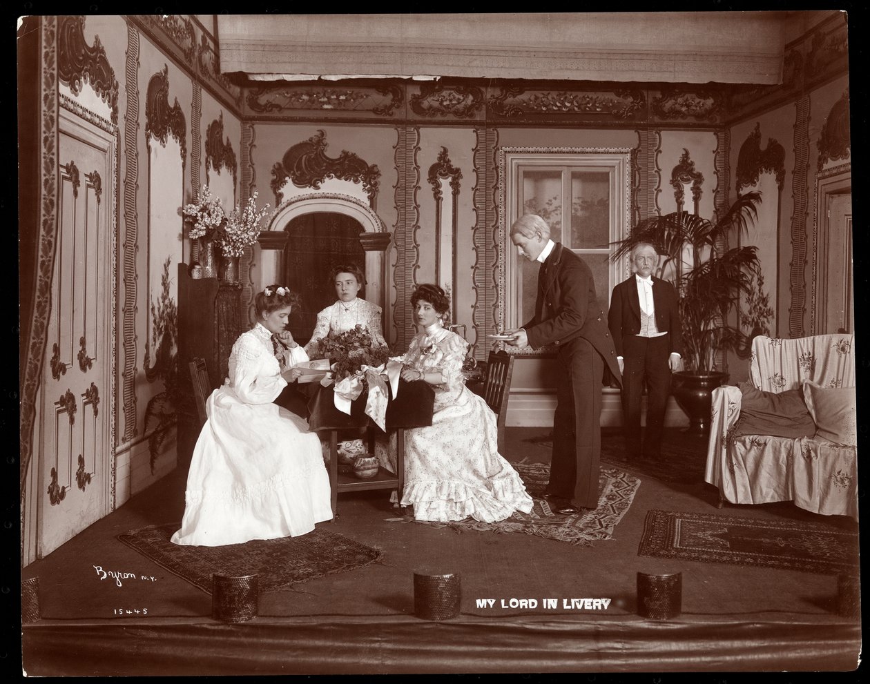 En scene fra en amatørproduksjon av et skuespill med tittelen My Lord in Livery (sølvgelatintrykk) av Byron Company