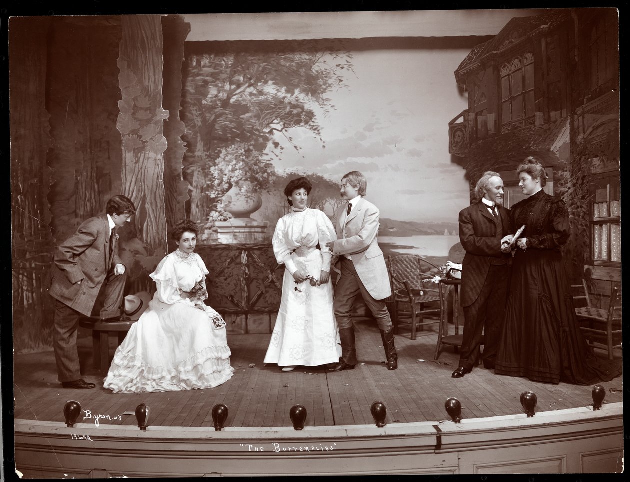 En scene fra en amatørproduksjon av et skuespill med tittelen The Butterflies presentert på Barnard College, New York (sølvgelatintrykk) av Byron Company