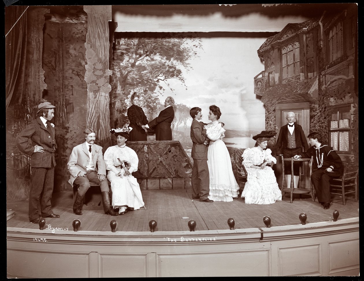 En scene fra en amatørproduksjon av et skuespill med tittelen The Butterflies presentert på Barnard College, New York (sølvgelatintrykk) av Byron Company
