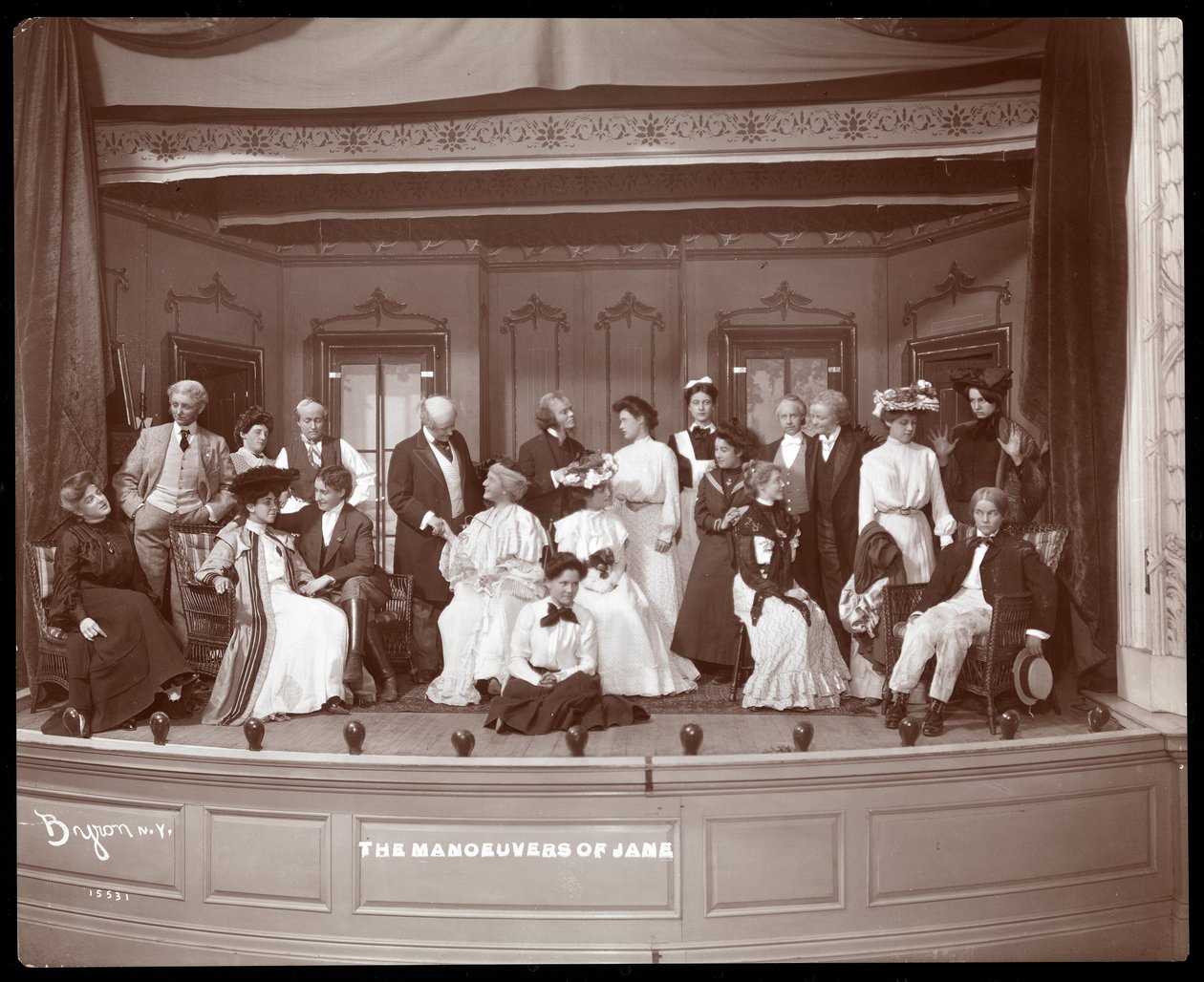 En scene fra en amatørproduksjon av et skuespill med tittelen The Manoeuvers of Jane presentert på Barnard College, New York (sølvgelatintrykk) av Byron Company