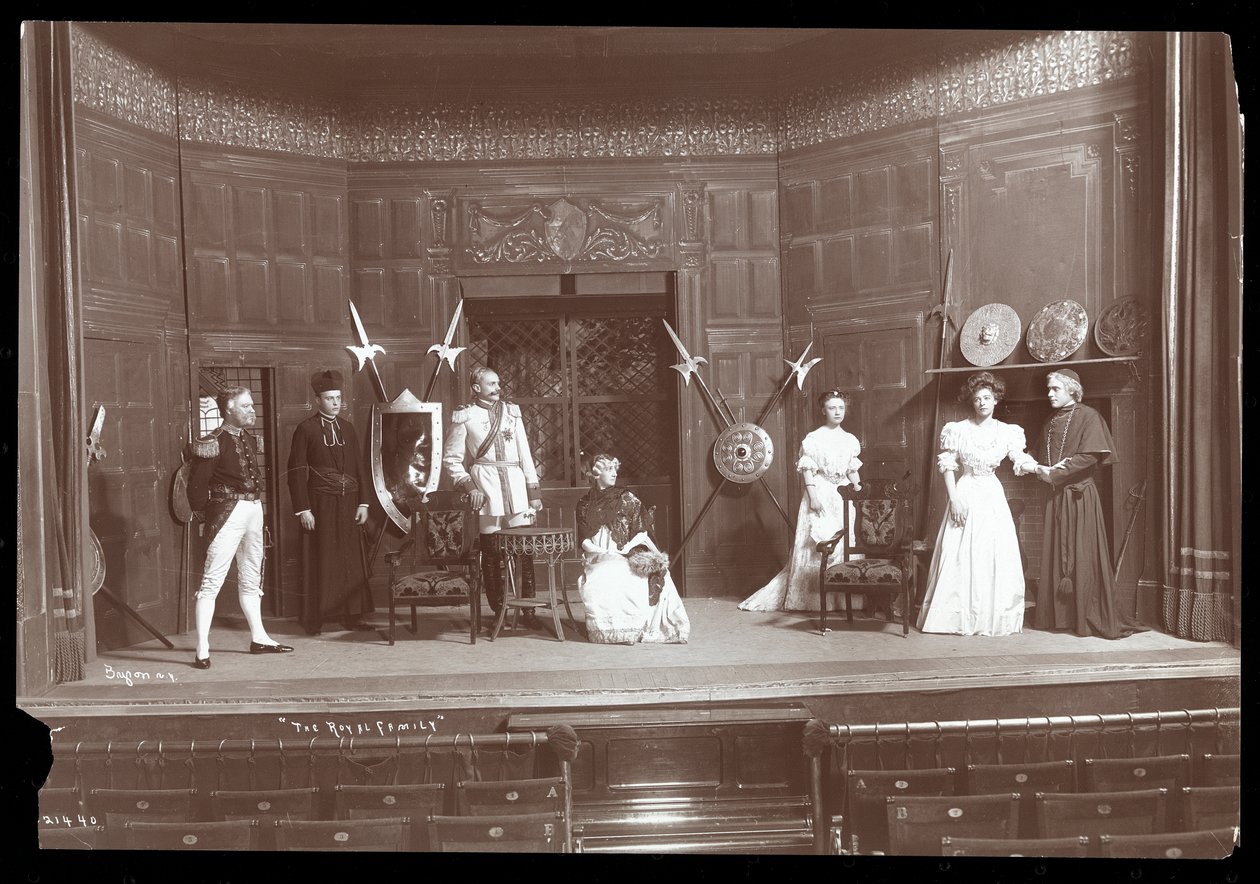 En scene fra en amatørproduksjon av et skuespill med tittelen The Royal Family (sølv gelatintrykk) av Byron Company