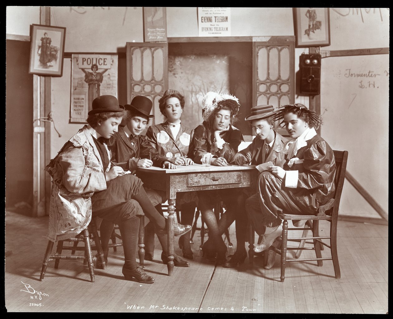 En scene fra en amatørproduksjon av et skuespill med tittelen When Mr. Shakespeare Comes to Town presentert på Barnard College, New York (sølv gelatintrykk) av Byron Company