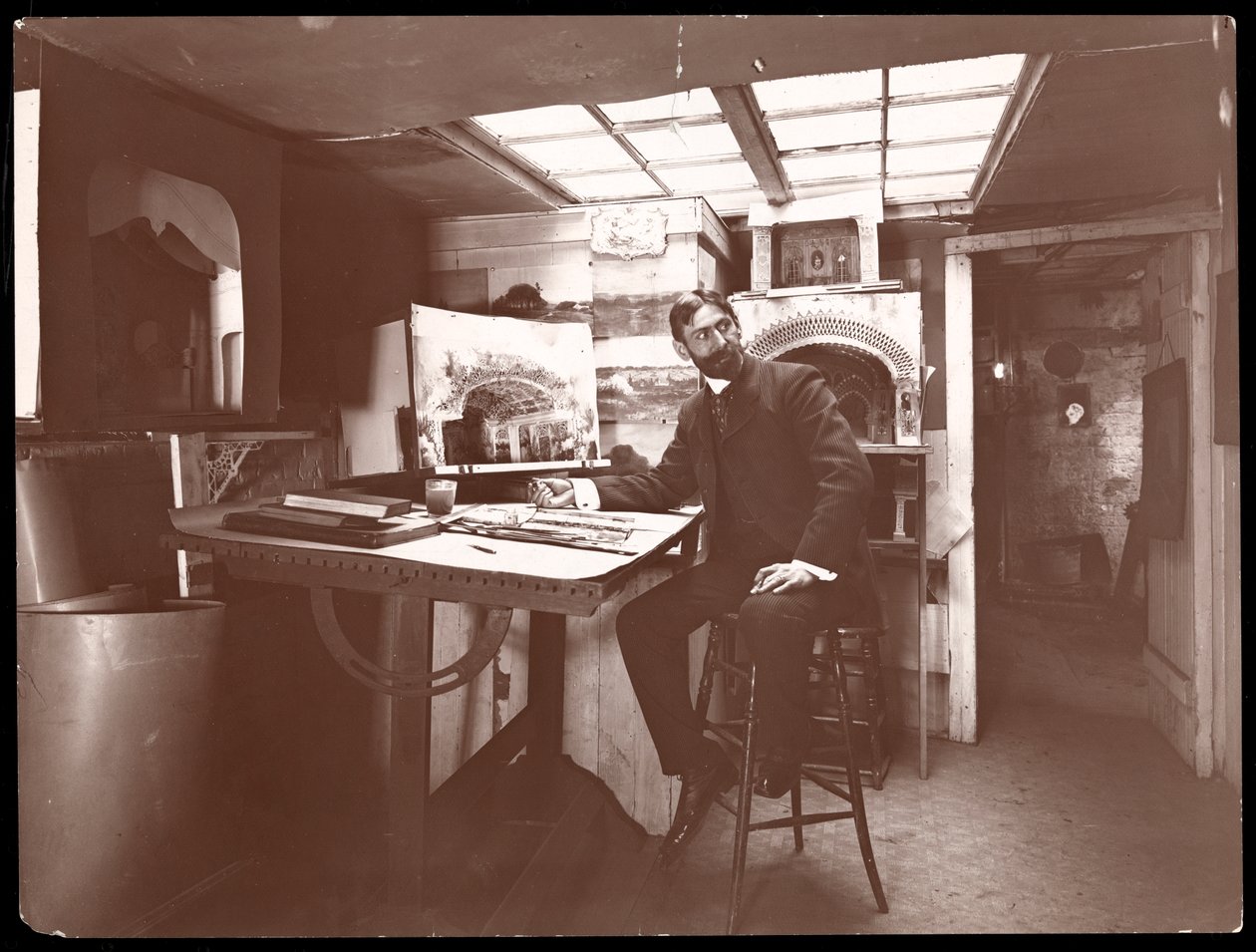 En scenograf i studioet hans, New York, 1901 (sølv gelatintrykk) av Byron Company