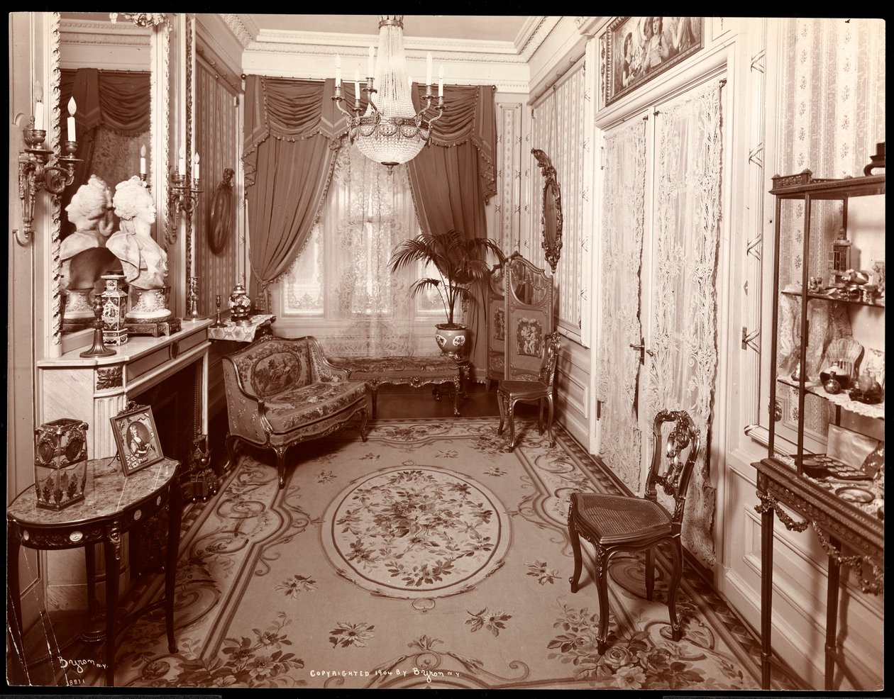 Et lite rom i Mrs. Leslie Carter-residensen i New York, 1904 (sølv gelatintrykk) av Byron Company