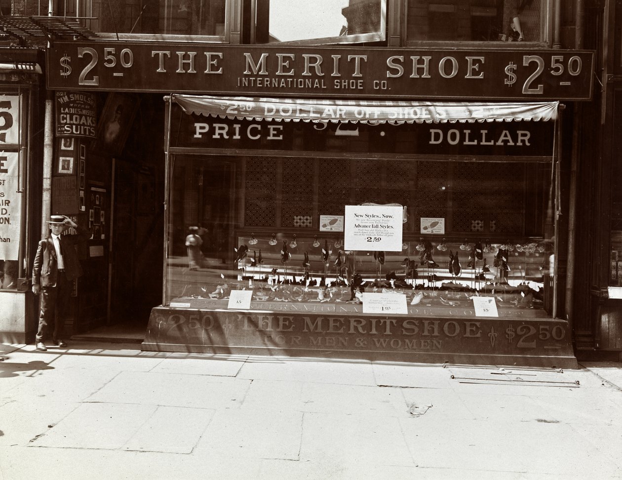 En butikkfront av International Shoe Co., New York, 1905 (sølv gelatintrykk) av Byron Company