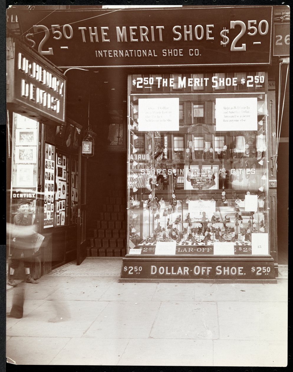 En butikkfront av International Shoe Co., New York, 1905 (sølv gelatintrykk) av Byron Company