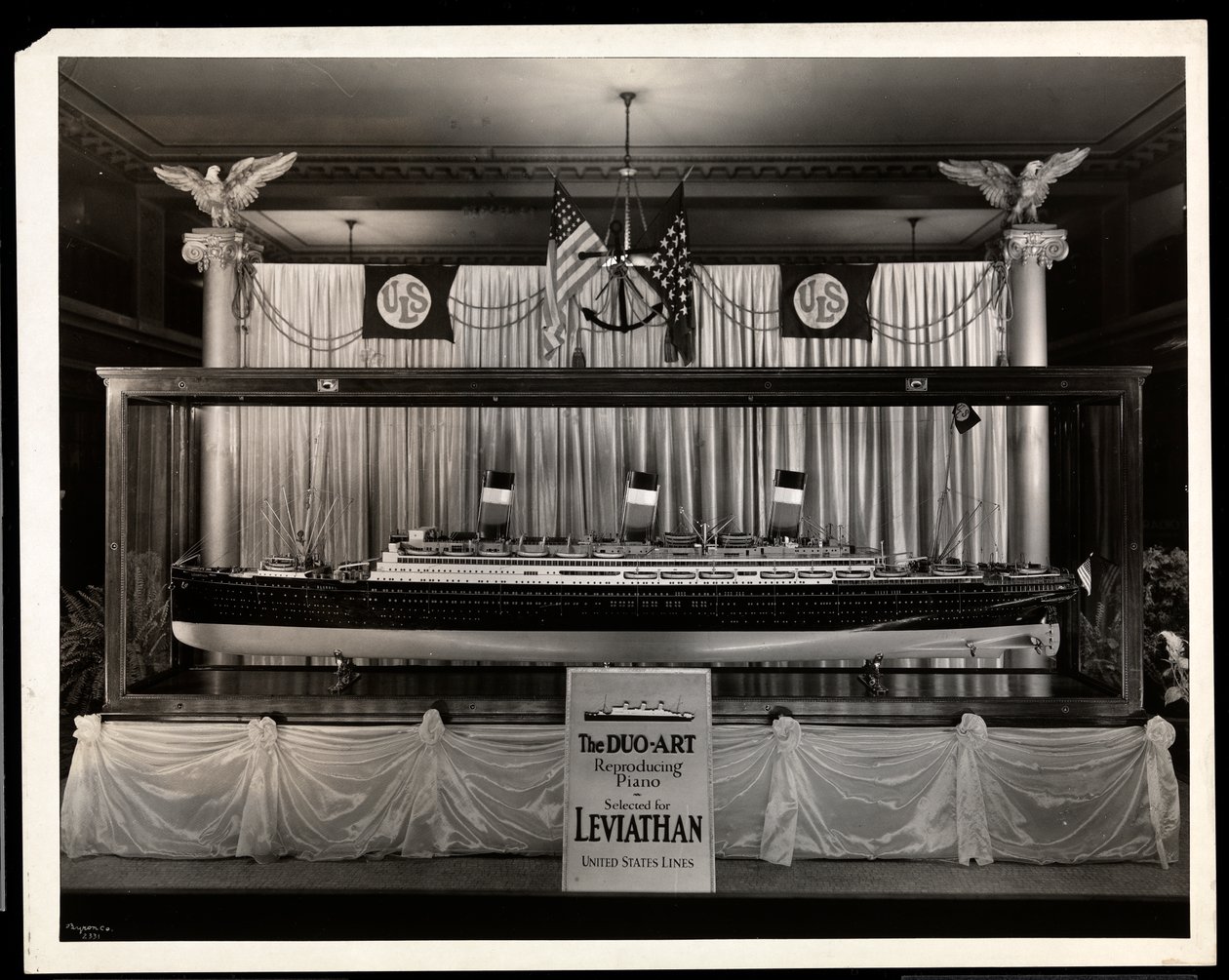 En vindusutstilling på Aeolian Company, 29 West 42nd Street, New York (sølv gelatintrykk) av Byron Company
