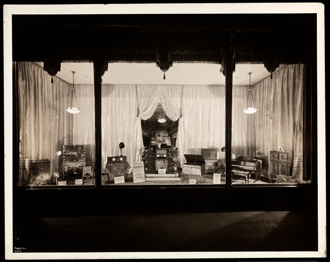 En vindusutstilling ved Aeolian Company, 29 West 42nd Street, New York, 1924 (sølv gelatintrykk) av Byron Company