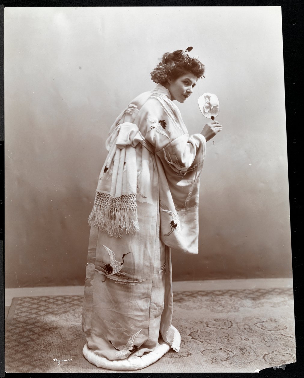 En kvinne som modellerer en japansk kimono, New York, 1904 (sølv gelatintrykk) av Byron Company