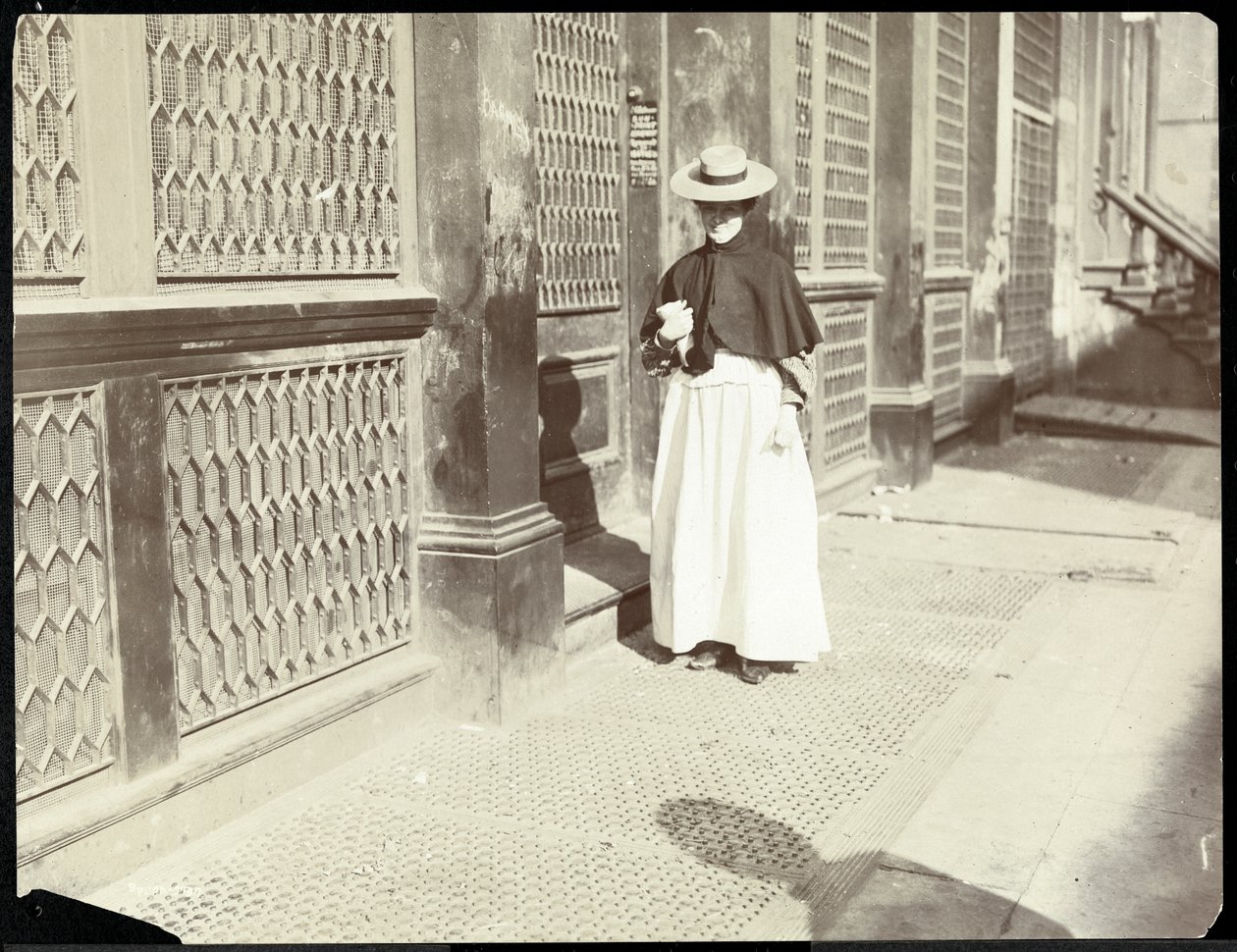 En kvinne som gikk nedover et fortau, New York, 1896-98 (sølv gelatintrykk) av Byron Company