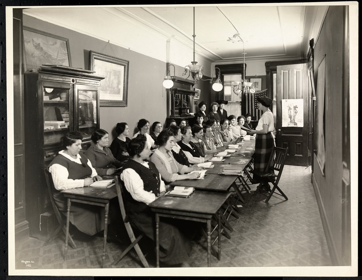 En amerikaniseringsklasse for kvinner ved Rodeph Sholom Sisterhood, 157 East 94th Street, New York, 1920 (sølvgelatintrykk) av Byron Company