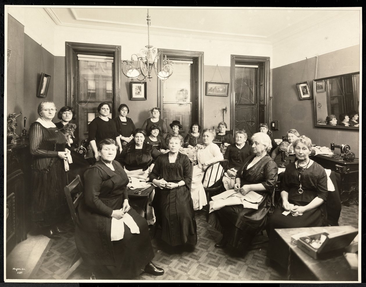 En sysirkel for kvinner på 157 East 94th Street, Upper East Side, New York, 1920 (sølv gelatintrykk) av Byron Company