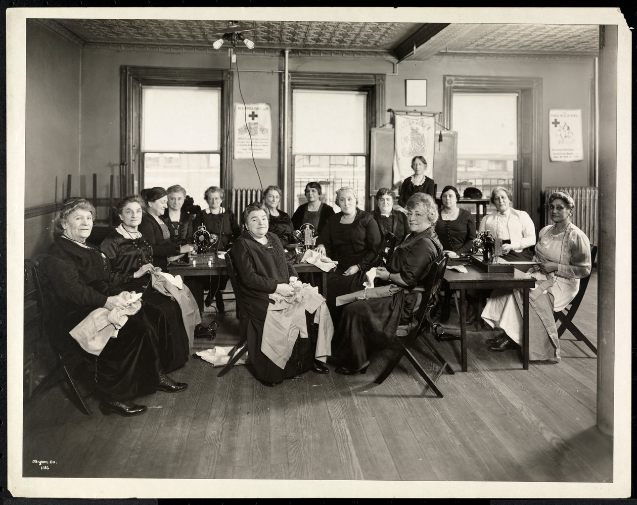En sysirkel for kvinner ved Amelia Relief Society, 115 East 101st Street, East Harlem, New York, 1920 (sølv gelatintrykk) av Byron Company