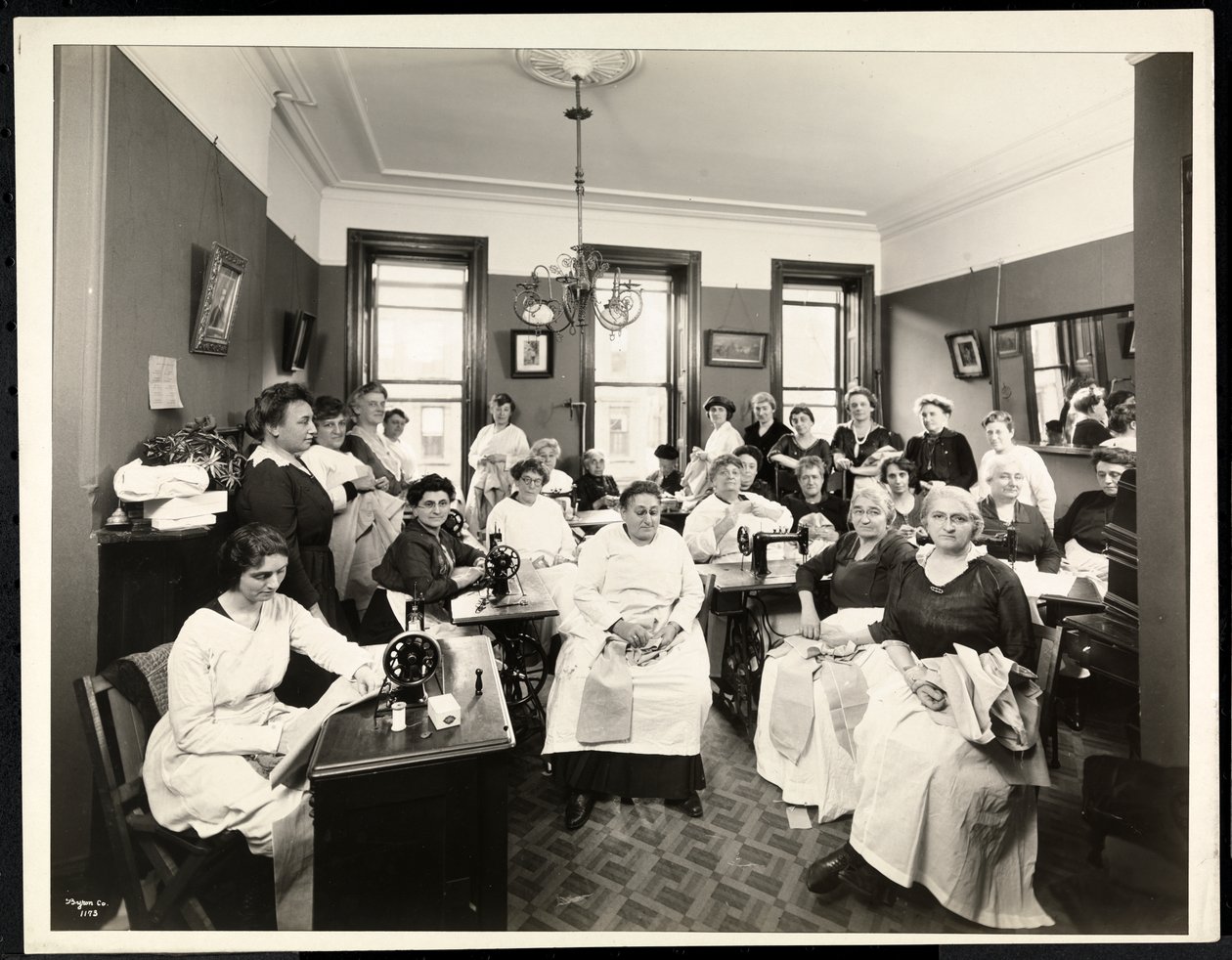 En sysirkel for kvinner ved Rodeph Sholom Sisterhood, 157 East 94th Street, New York, 1920 (sølv gelatintrykk) av Byron Company