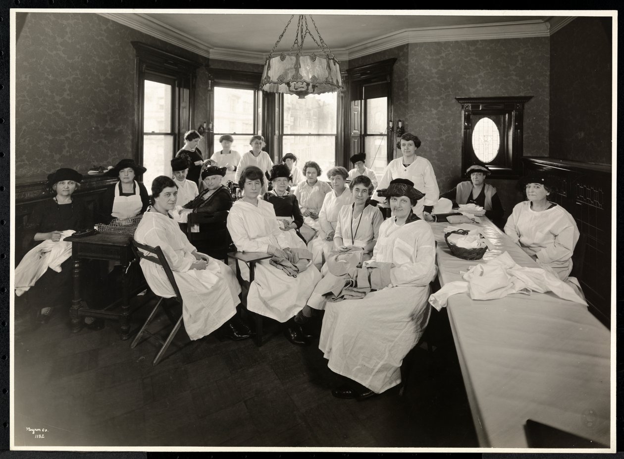 En sysirkel for kvinner på det nordøstlige hjørnet av 88th Street og West End Avenue, New York, 1920 (sølv gelatintrykk) av Byron Company
