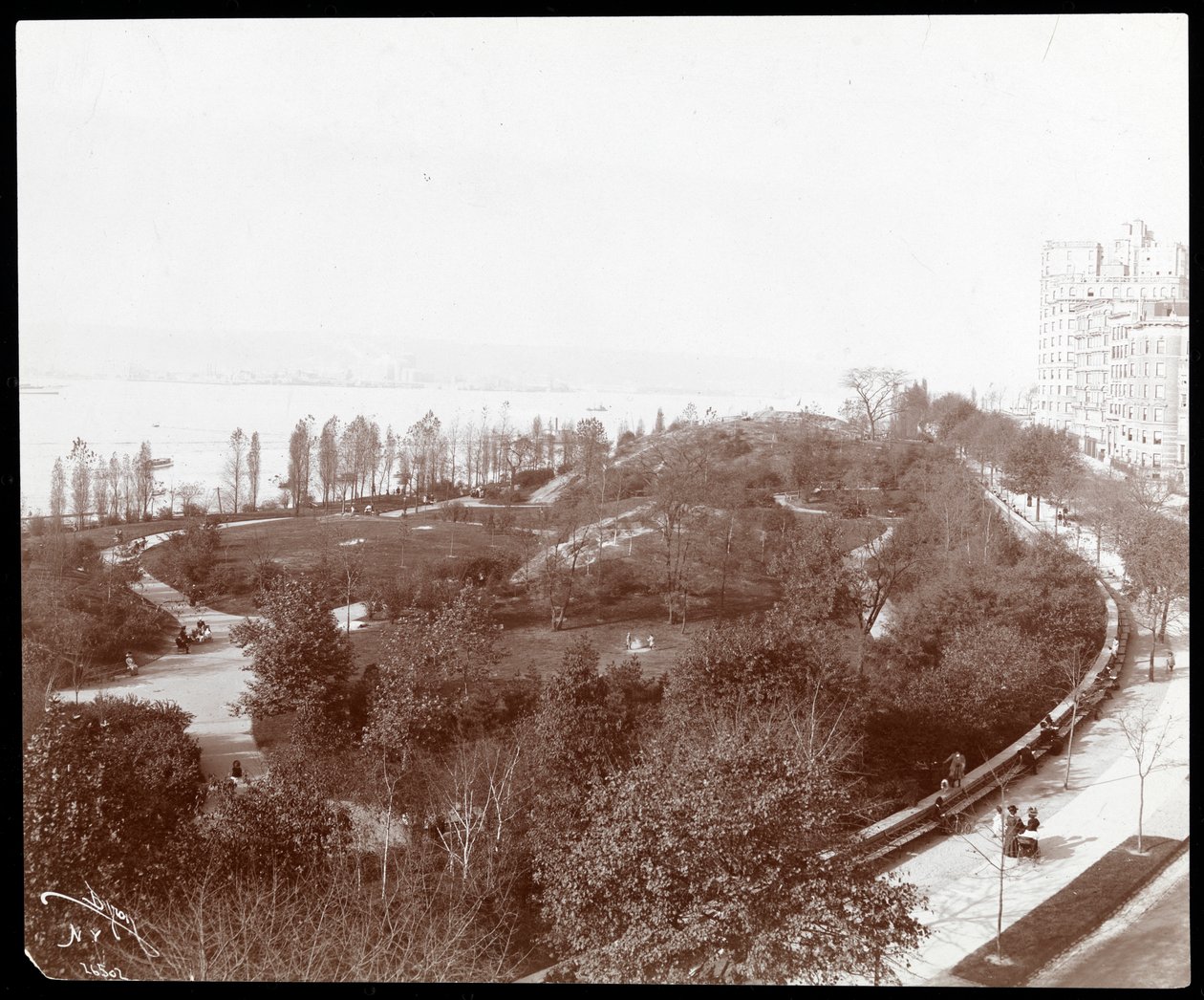Luftfoto av Riverside Park, med utsikt mot nordøst, New York, ca. 1893 (sølv gelatintrykk) av Byron Company