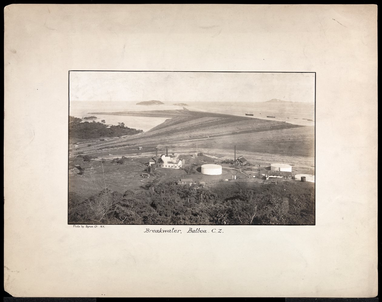 Luftfoto av en molo ved Balboa, Stillehavsinngangen til Panamakanalen, 1912 eller 1913 (sølvgelatintrykk) av Byron Company