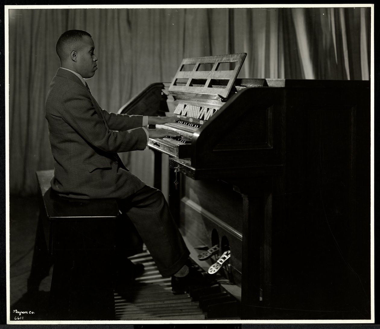 Afroamerikansk mann som spiller orgel ved New York Association for the Blind, 111 East 59th Street, New York, 1934 (sølv gelatintrykk) av Byron Company