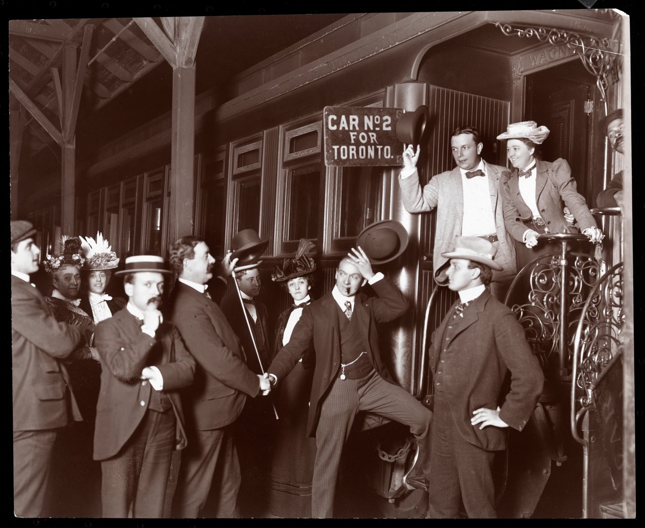 Alice Nielsen ombord på et spesialtog på vei til Toronto, Canada, 1898 (sølv gelatintrykk) av Byron Company