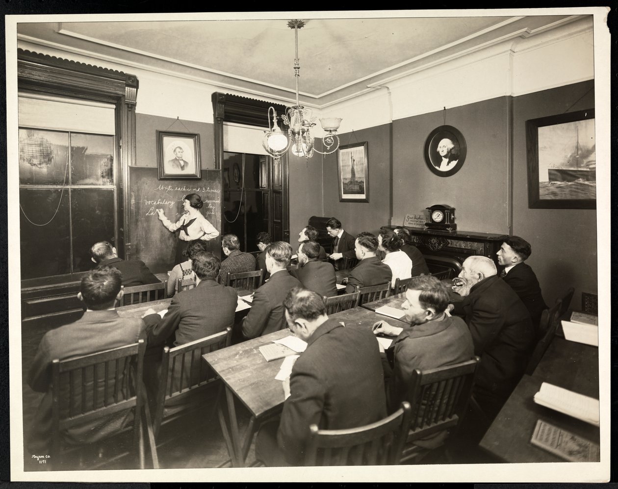 Amerikaniseringsklasse ved Rodeph Sholom Sisterhood, 157 East 94th Street, New York, 1920 (sølv gelatintrykk) av Byron Company