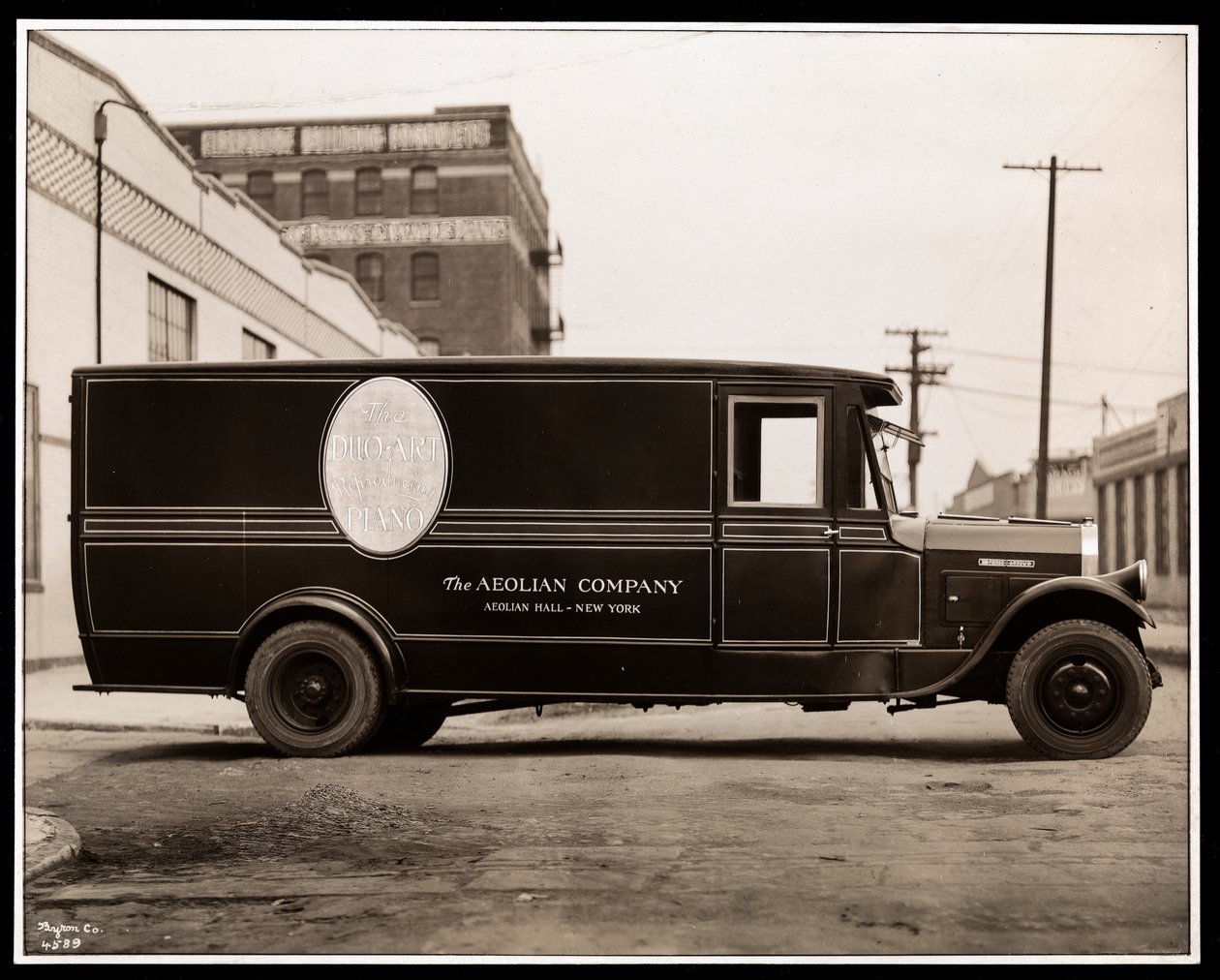 En Aeolian Company Pierce Arrow varebil på 711 East 139th Street, Harlem, New York, 1926 (sølv gelatintrykk) av Byron Company
