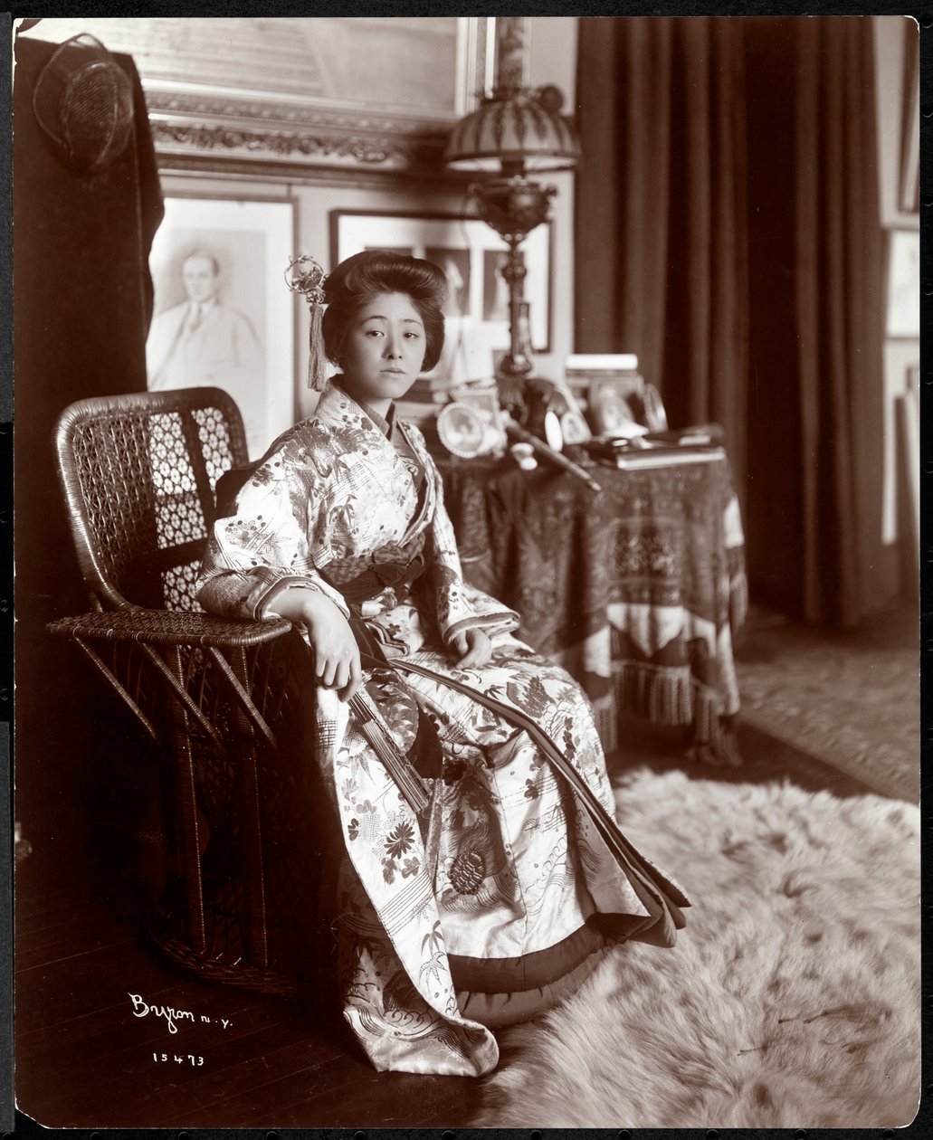 En asiatisk kvinnelig motemodell iført en kimono i Strauss Studio, New York, 1903 (sølv gelatintrykk) av Byron Company