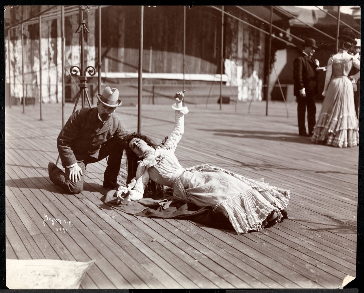 En skuespillerinne i kostyme som øver på taket av det som sannsynligvis er New York Theatre, New York, 1900 (sølv gelatintrykk) av Byron Company