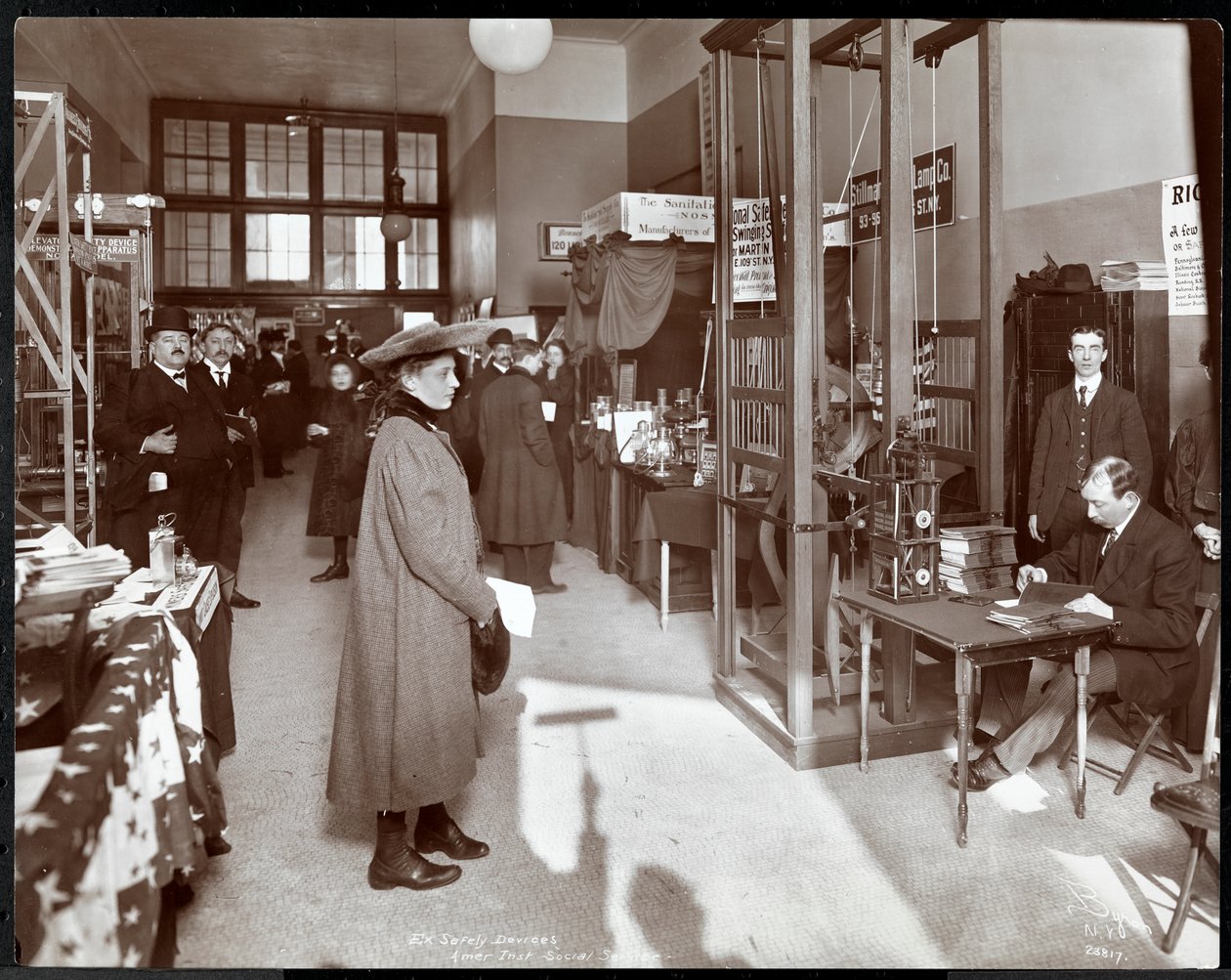 En utstilling av sikkerhetsutstyr ved American Institute of Social Service, New York, 1906-07 (sølvgelatintrykk) av Byron Company