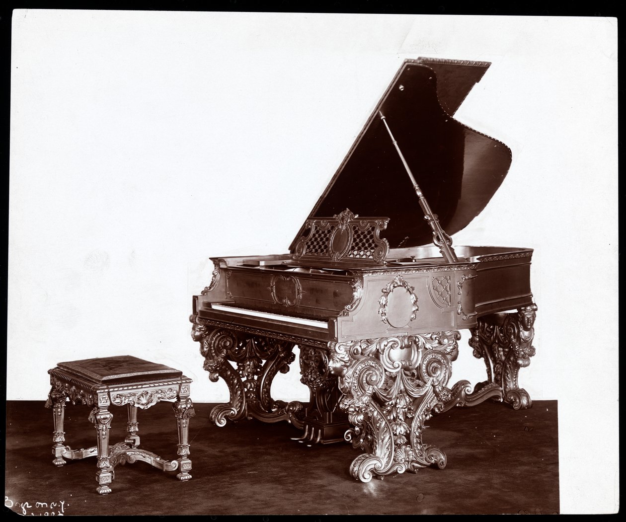 Et utsmykket piano og benk av Webber Piano Co., New York, 1906 (sølv gelatintrykk) av Byron Company