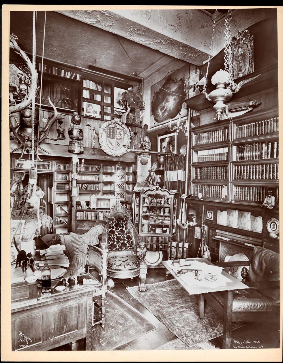En utsmykket studie i residensen til David Belasco, 1909 (sølv gelatintrykk) av Byron Company