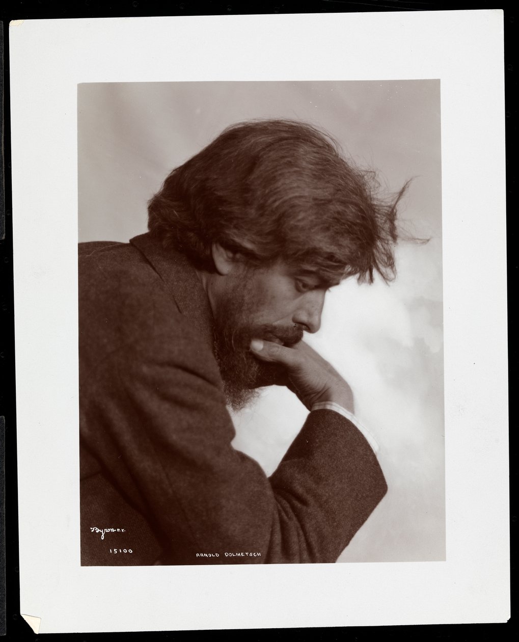 Arnold Dolmetsch, ca. 1902 (kollotype) av Byron Company