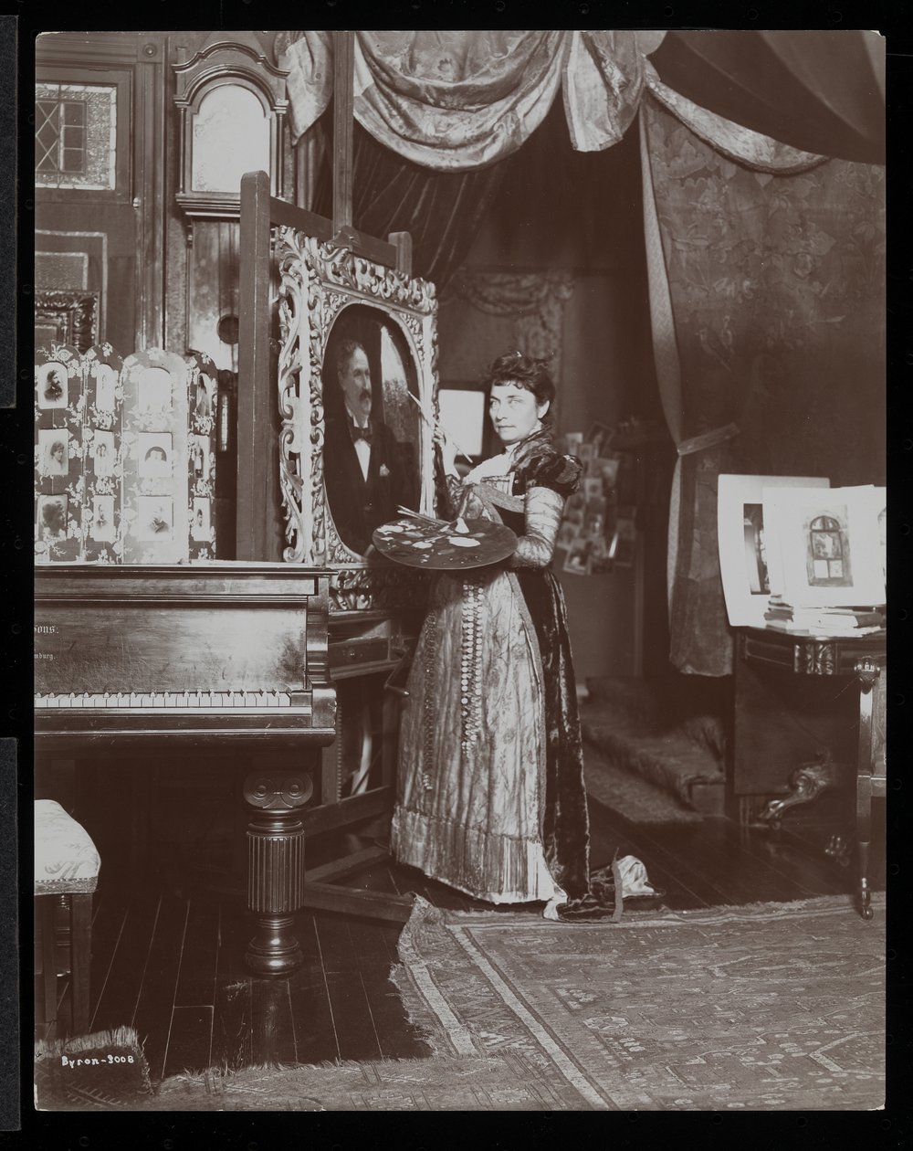 Kunstner Mary Tillinghast maler et portrett i sitt studio, New York, ca. 1897 (sølv gelatintrykk) av Byron Company