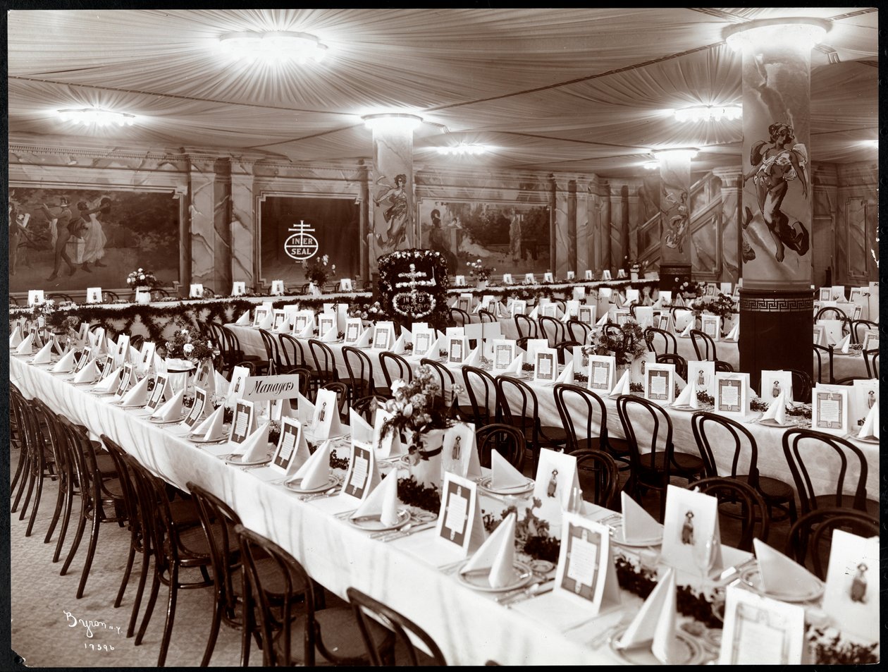 Bankettsal med bordsett for National Biscuit Co. banketten, New York, 1904 (sølv gelatintrykk) av Byron Company
