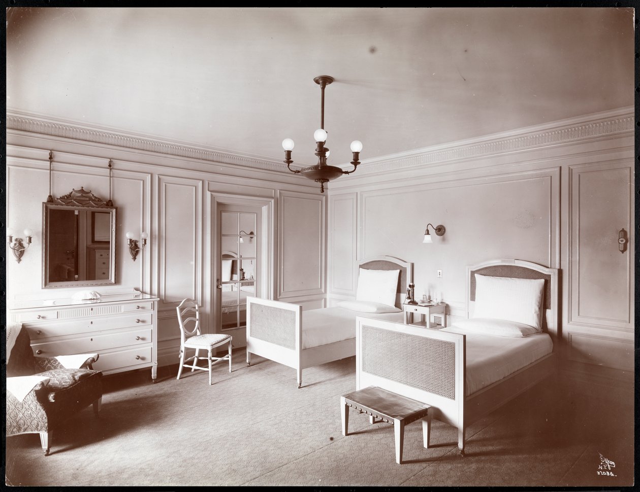 Soverom på Copley Plaza-hotellet, Boston, ca. 1912-15 (sølv gelatintrykk) av Byron Company
