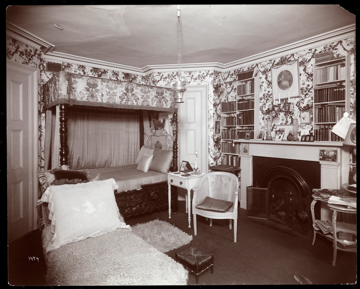Soverom i boligen til Elsie de Wolfe på 122 East 17th Street, New York, 1895 eller 1896 (sølv gelatintrykk) av Byron Company