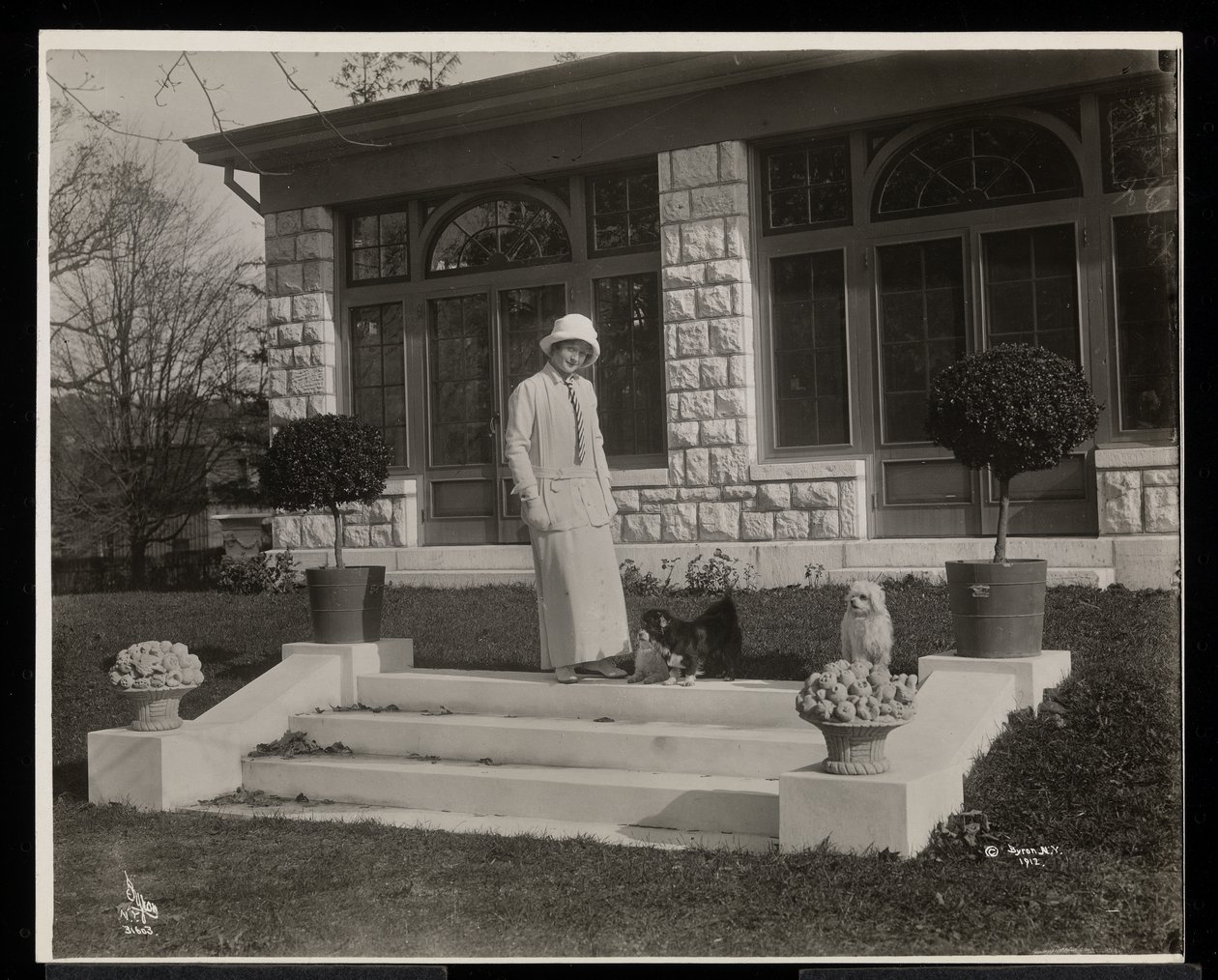 Billie Burke og tre hunder på Burkeleigh Crest, hennes hus i Hastingson, New York, ca. 1915 (sølv gelatintrykk) av Byron Company
