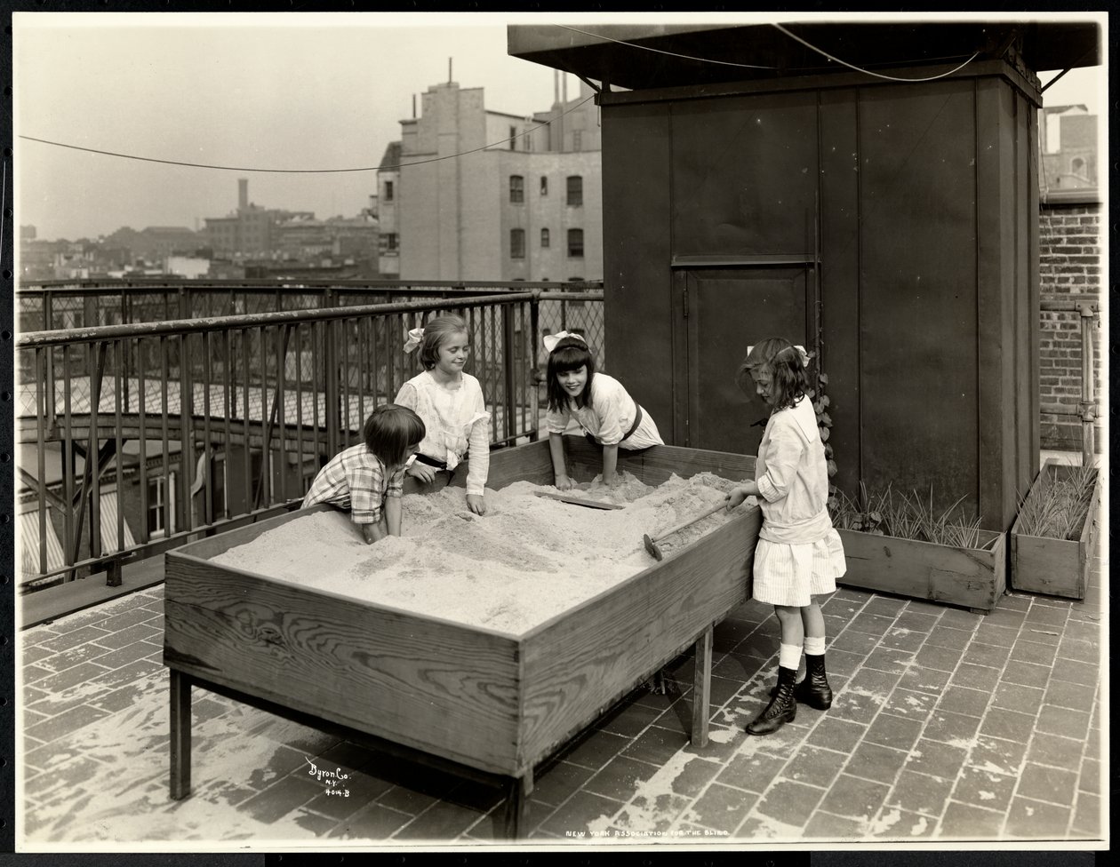 Blinde jenter som leker i sandkasse på taket til New York Association for the Blind, 111 East 59th Street, New York, 1926 (sølv gelatintrykk) av Byron Company