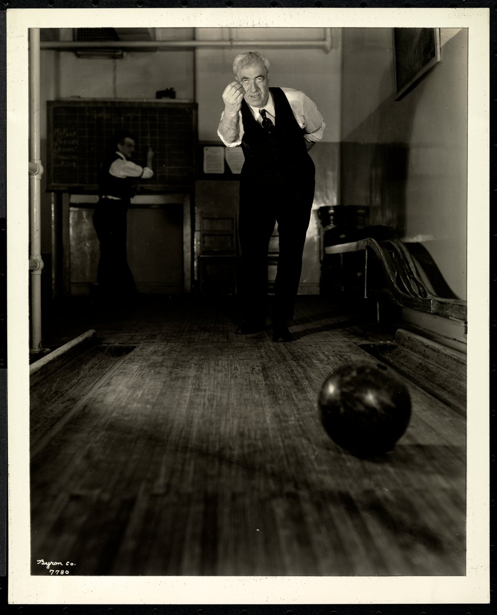 Blind mann bowling ved New York Association for the Blind, 111 East 59th Street, 1921 (sølv gelatintrykk) av Byron Company