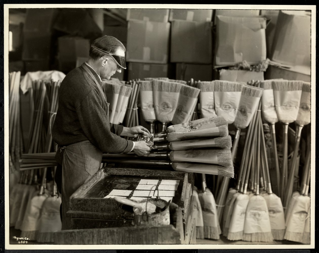Blind mann som merker koster ved Bourne Memorial Building, New York, 1935 (sølv gelatintrykk) av Byron Company