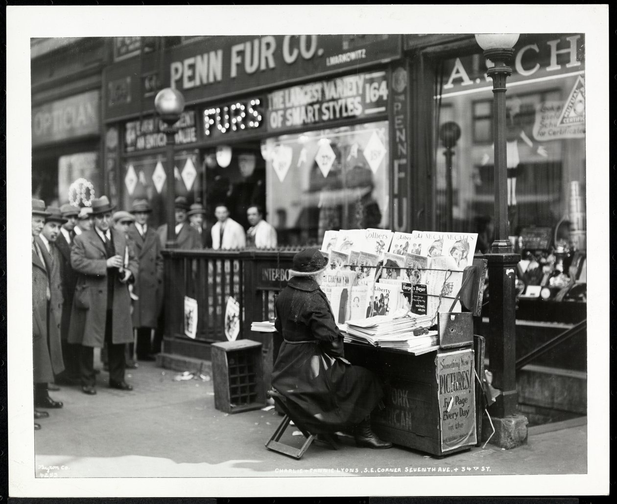 Blind nyhetsforhandler, Aaron Weintraub, på standen hans på det sørøstlige hjørnet av 7th Avenue og 32nd Street, New York, 1926 (sølv gelatintrykk) av Byron Company