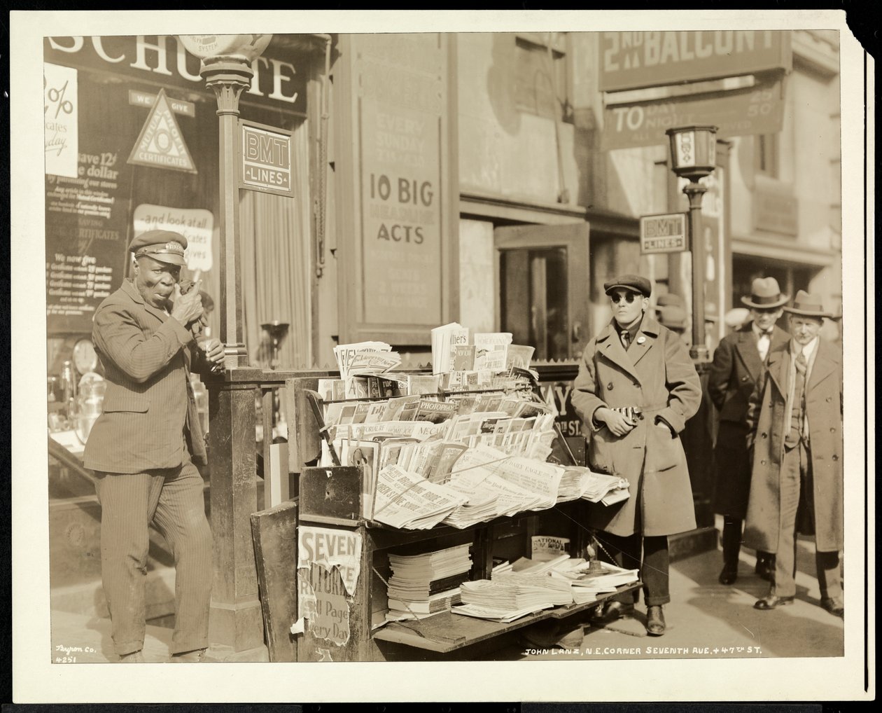 Blind nyhetsforhandler, John Lanz, på standen hans på det nordøstlige hjørnet av 7th Avenue og 47th Street, New York, 1926 (sølv gelatintrykk) av Byron Company
