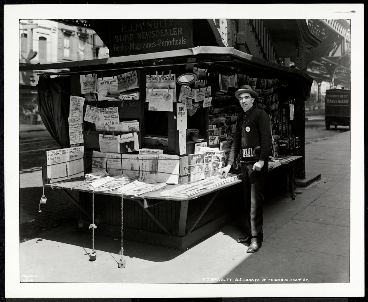 Blind nyhetsforhandler PJ McNulty på standen hans på det nordøstlige hjørnet av 3rd Avenue og 42nd Street, New York, 1926 (sølv gelatintrykk) av Byron Company
