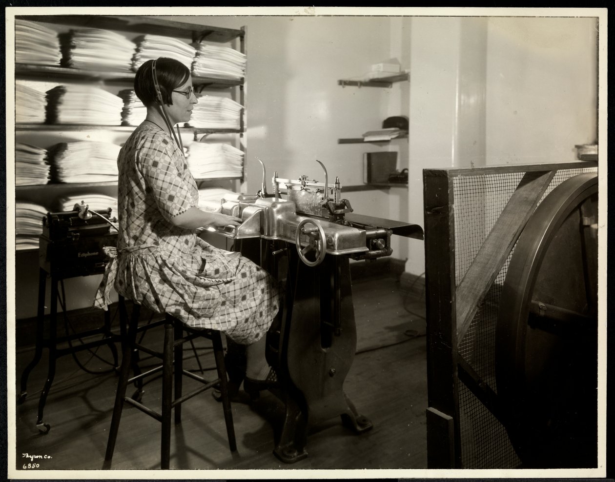 Blind kvinne, antagelig Charlotte Rohr, arbeider med blindeskrift, diktafon og stereotypi, New York, 1933 (sølv gelatintrykk) av Byron Company