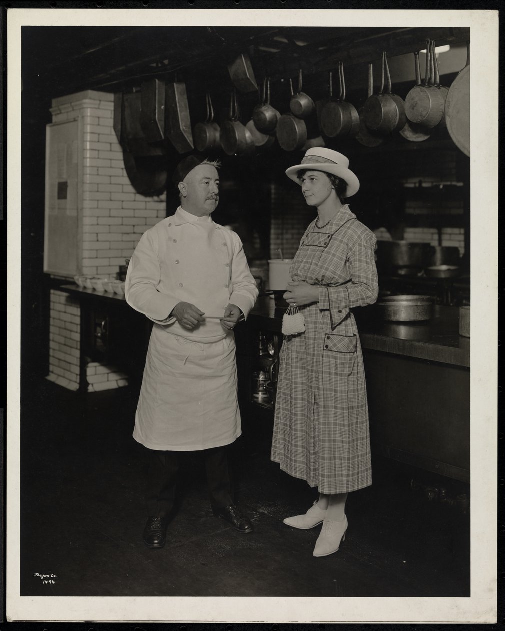 Kokken Leoni og frøken Selley fra Toronto på kjøkkenet på Hotel Commodore, 1920 (sølv gelatintrykk) av Byron Company