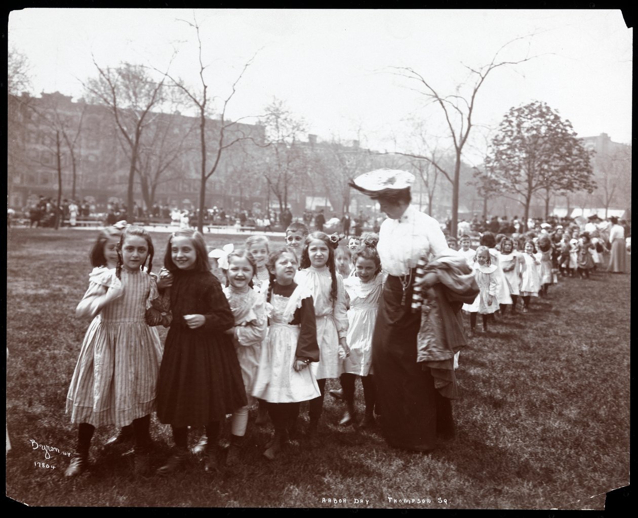 Barn i en lang rekke ledet av en kvinne på Arbor Day i Tompkins Square Park, New York, 1904 (sølv gelatintrykk) av Byron Company