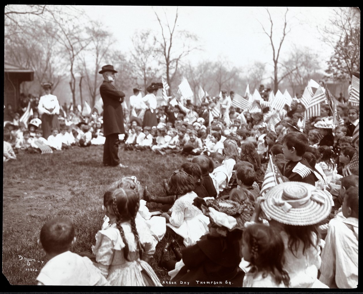 Barn som ser på en underholder på Arbor Day i Tompkins Square Park, New York, 1904 (sølv gelatintrykk) av Byron Company