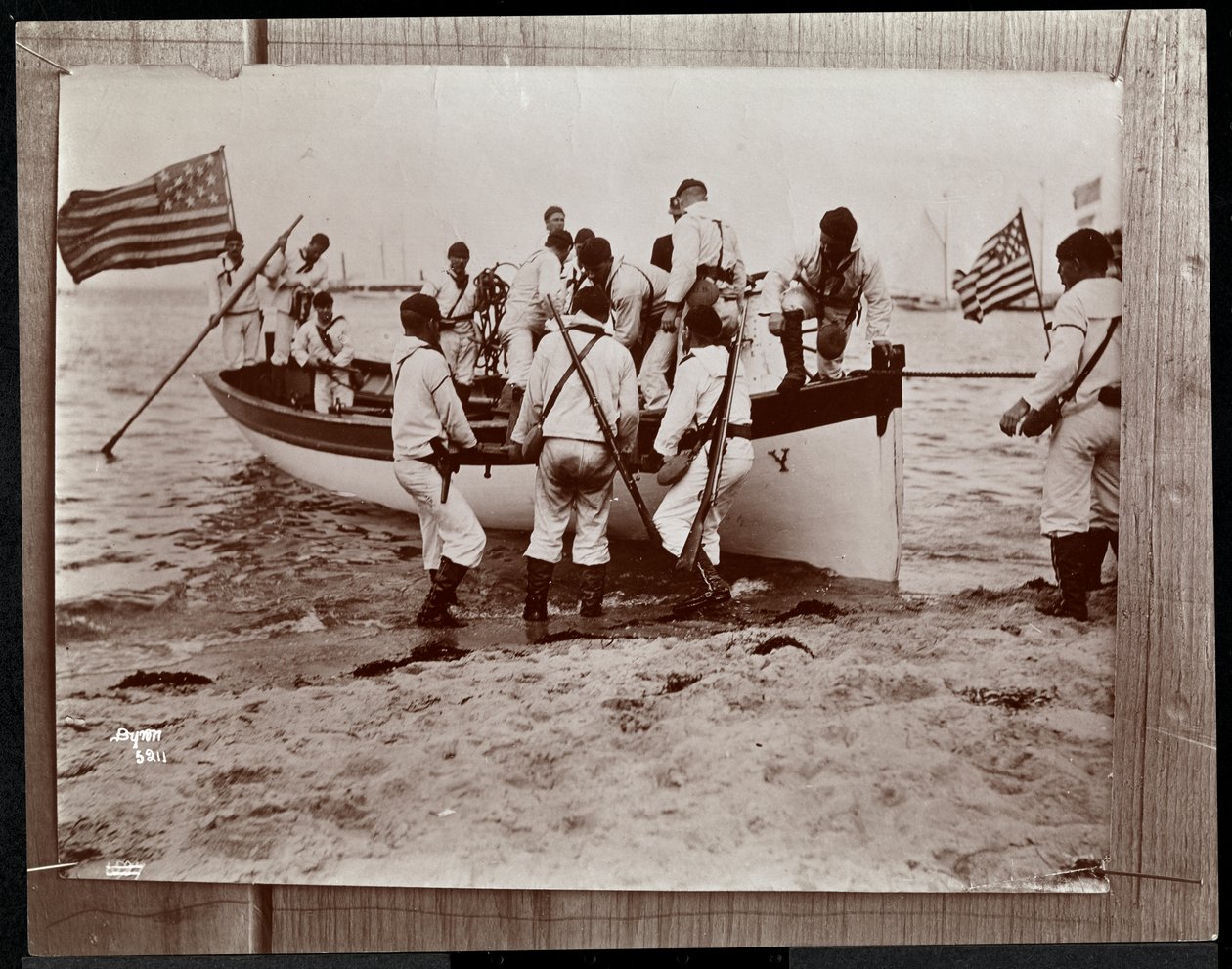Kopifotografi av et tidligere bilde av Naval Reserves med en gruppe seilere i en robåt, Fishers Island, New York, 1891 (sølvgelatintrykk) av Byron Company