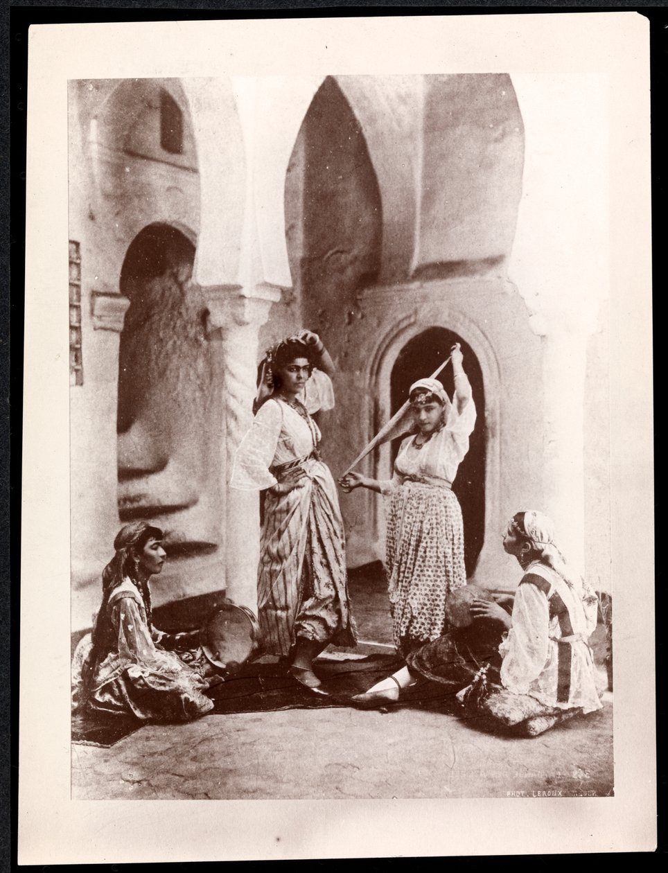 Dansende jenter og musiker, Nord-Afrika, ca. 1900 (sølv gelatintrykk) av Byron Company